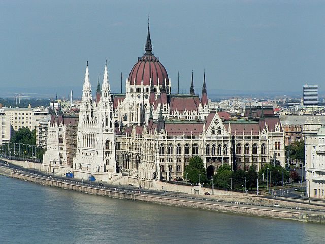 Уряд Угорщини переїде в монастир, а міністерства - в провінцію