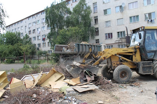 В Ужгороді ремонтують дороги і ліквідують стихійні сміттєзвалища (ФОТО)