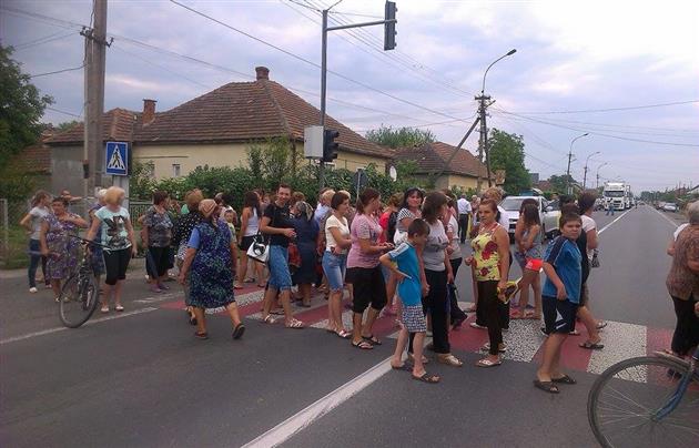 Жінки через мобілізацію перекрили дороги в Ракошині та Сокирниці. Міліція Шаранича бездіє (ФОТО, ВІДЕО)