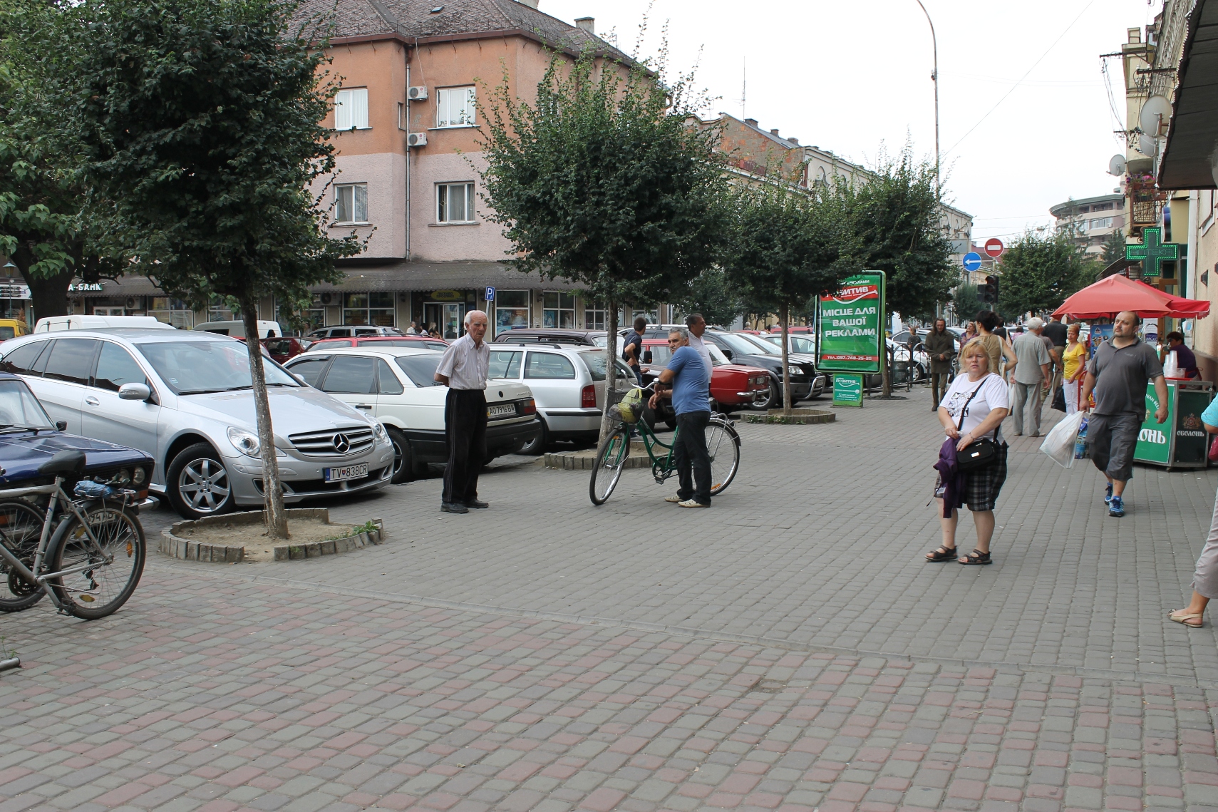 В Ужгороді "тротуарних" торгівців "переселятимуть" на ринки за допомогою рейдів