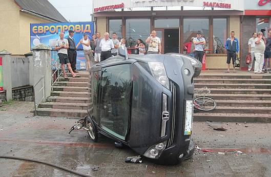 Молодики, які вчора у Мукачеві протаранили авто і перекинули його на мотороллер, їхали на вкраденій машині