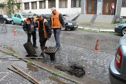 В Ужгороді продовжують чистити зливові каналізації