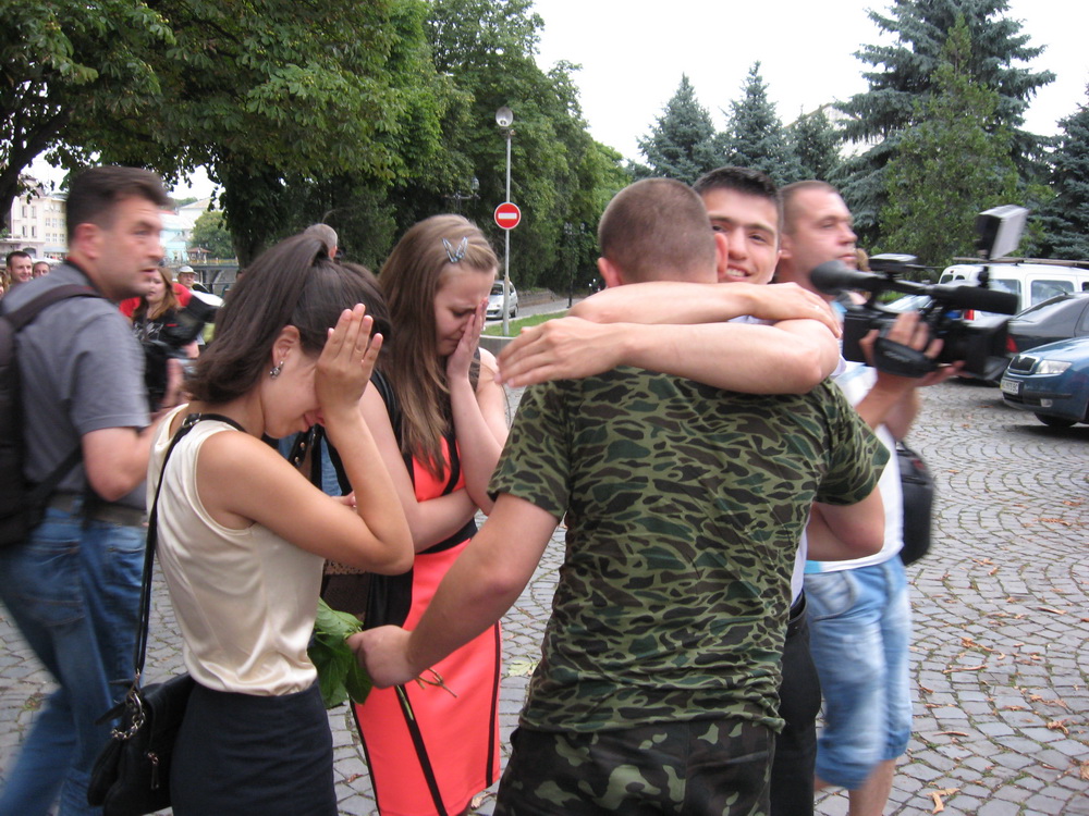 В Ужгороді зустрічали закарпатців, яких звільнили з полону сепаратистів (ФОТО)