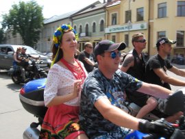 В Ужгороді байкери хизувалися своїм вмінням і демонстрували свої мотоцикли (ФОТО)