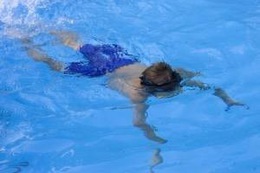 На Мукачівщині трирічний хлопчик ледь не втопився, випадково впавши у басейн