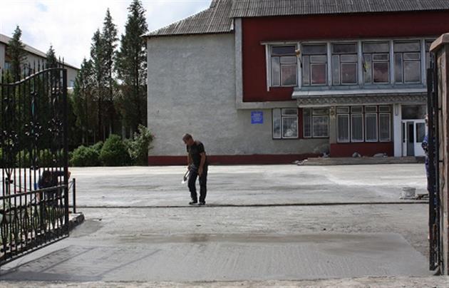 На Тячівщині у Нижній Апші тривають ремонти доріг та соціальних будівель (ФОТО)