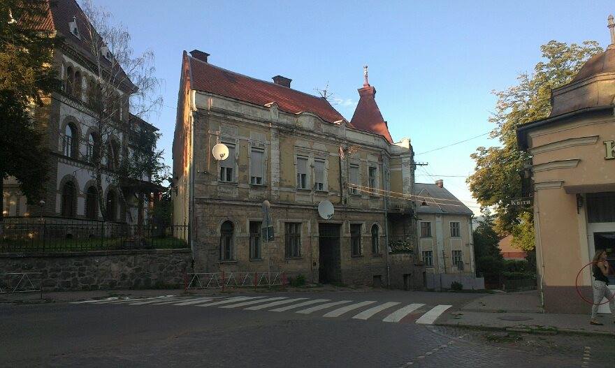 Історичну споруду на вулиці Підгірній в Ужгороді нарешті взялись ремонтувати
