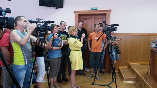 Закарпатські журналісти та активісти влаштували УСБУ "допит" за підбурювачів, сепаратистів і диверсантів (ФОТО, ВІДЕО)
