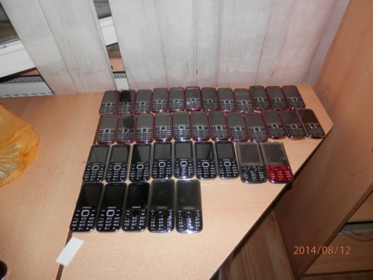 Через пункт пропуску "Дякове" на Закарпатті румун намагався провезти в тайнику 38 мобільних телефонів