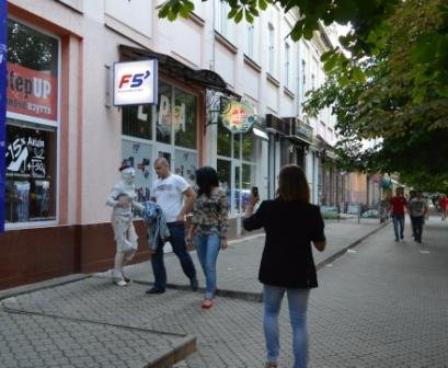 У Мукачеві на вулиці "мумії" "стріляли" у перехожих сигарети (ФОТО)