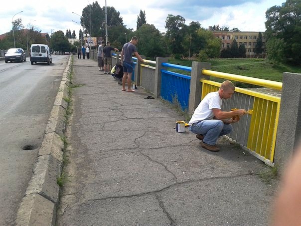 "Карпатська Січ" почала перефарбовувати транспортний міст в Ужгороді у жовто-блакитні кольори (ФОТО)