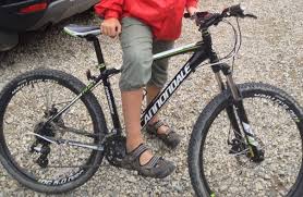 У Мукачеві серед білого дня підліток відібрав у 10-річного односельчанина велосипед