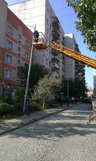 Внутрішньоквартальні території в Ужгороді освітлюватимуть нові ліхтарі з додаткових 150 опор (ФОТО)