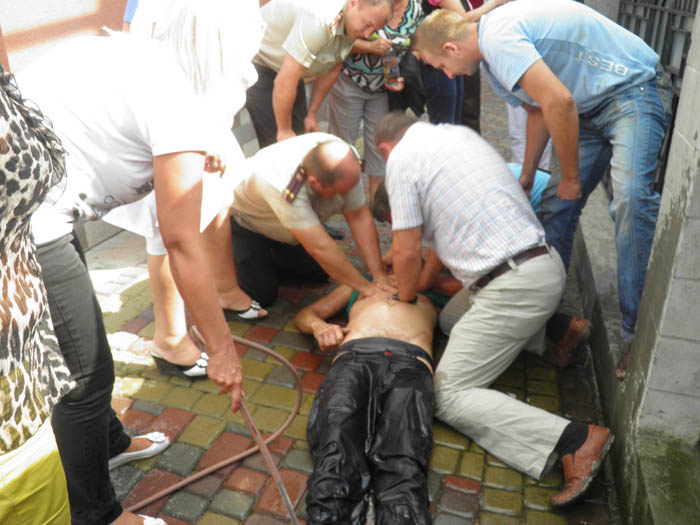 На Ужгородщині, впавши у каналізаційний колодязь, загинули троє чоловіків (ФОТО, ВІДЕО)