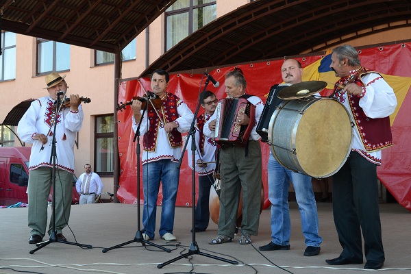 У Тячеві читали вірші, співали і танцювали на підтримку українських військових