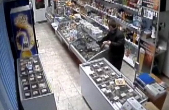 У Мукачеві спіймали зловмисника із краденим ноутбуком і трьома телефонами (ФОТО)