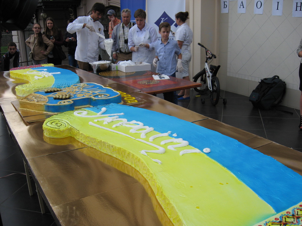 В Ужгороді на День міста за лічені хвилини з’їли патріотично-доброчинний 110-кілограмовий торт (ФОТО, ВІДЕО)