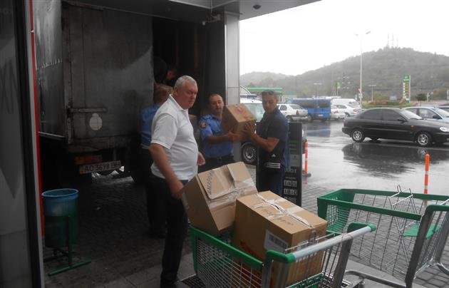 Мукачівські волонтери зібрали продукти та медикаменти для відправлення в зону АТО (ФОТО)