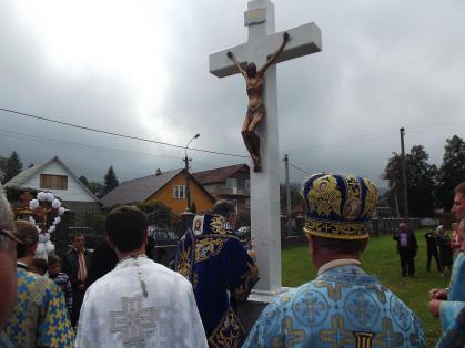 До дня заснування Сваляви біля церкви встановили мармуровий поклонний хрест (ФОТО) 