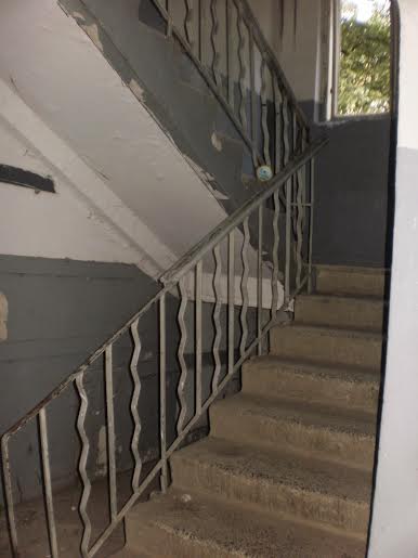 На сходинковій площадці багатоповерхівки у Мукачеві виявлено труп жінки