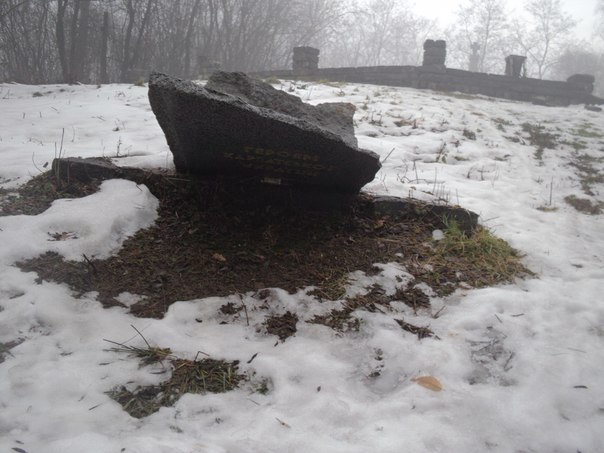 У Хусті вандали пошкодили меморіал героям Карпатської України (ФОТО)