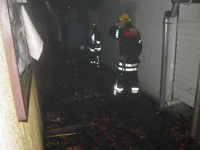 В Ужгороді від знищення вогнем рятували адмінбудівлю ринку, пожежа пошкодила сусідній кіоск (ФОТО)