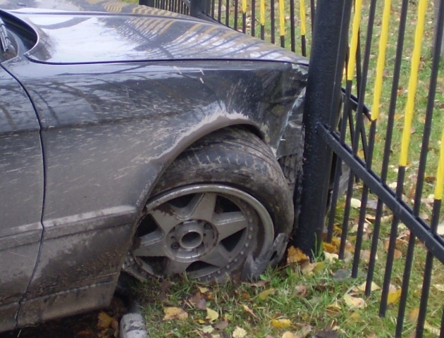 У Хусті водій на ВАЗі збив велосипедиста, а відтак зіткнувся з парканом