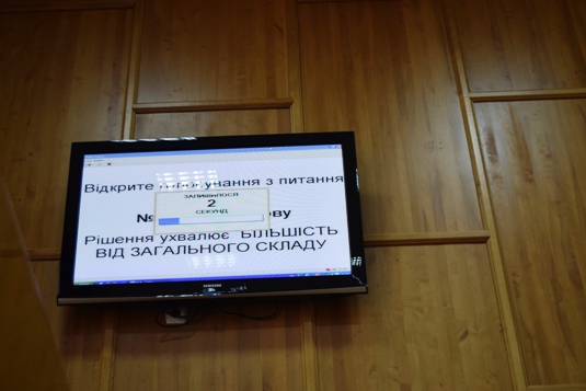 О 17.00 ужгородські депутати збираються "на нараду". Людей кличуть не допустити таємного голосування за "дерибан"