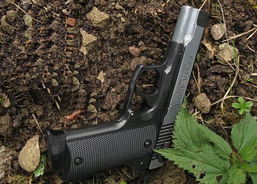 У Мукачеві діти знайшли гранату, а жінка – пістолет (ФОТО)