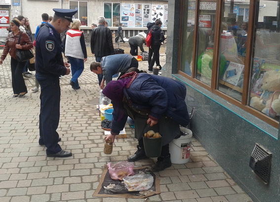 За вуличну торгівлю у Хусті міліція "адміністративно" покарала понад два десятки торговок (ФОТО)