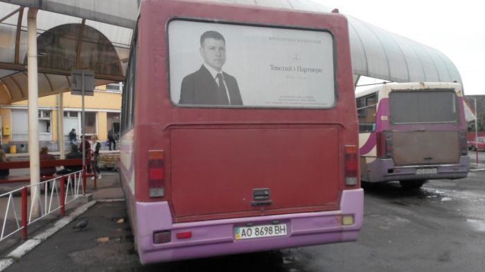 На Закарпатті кандидат у мери Іршави від "Відродження" рекламується зі скла автобуса як адвокат (ФОТО)