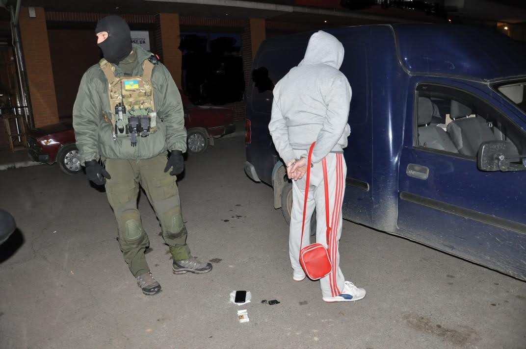 В Ужгороді затримали чоловіка, який переробляв контрабандну шумову зброю у бойову і продавав її по всій Україні (ВІДЕО)