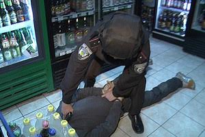 В Ужгороді п’яний відвічувач кафе лаяв та погрожував звільненням держохоронцям (ФОТО)