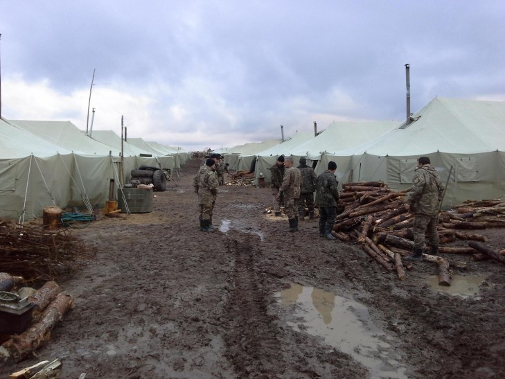 Бійці закарпатської 128-ї бригади власноруч сторюють бодай придатні для життя умови на Яворівському полігоні (ВІДЕО)