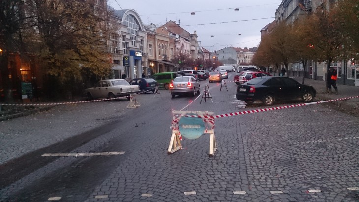 Через ремонт каналізаційної мережі обмежено автомобільний рух в центрі Ужгорода 