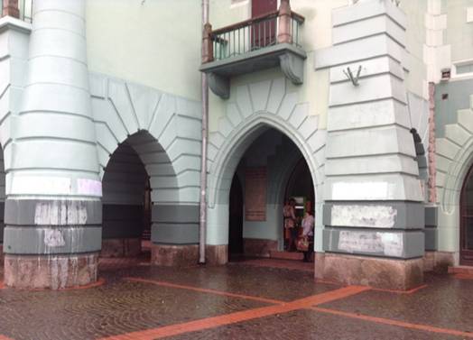 Міліція шукає зловмисників, що обписали будівлю ратуші в Мукачеві (ФОТО)