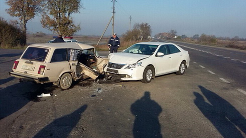 На Тячівщині зіткнулися ВАЗ і "Тойота", жінку-водія доправлено в лікарню (ФОТО)