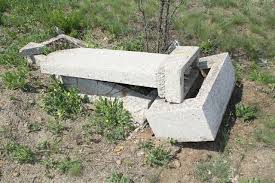 На Берегівщині вандали пошкодили надмогильні плити на сільському цвинтарі