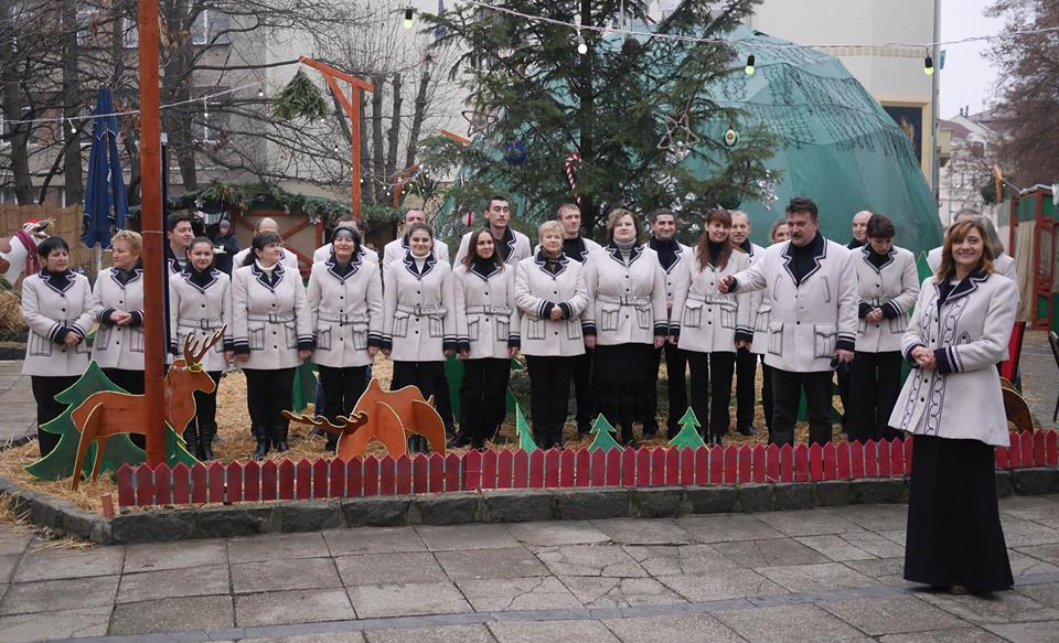 На набережній Незалежності в Ужгороді на різдвяному ярмарку віншував Закарпатський народний хор (ФОТО)