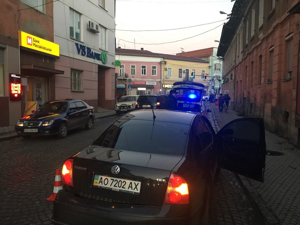 Авто, що протаранило "Фольксваген" у Мукачеві, оголошено в розшук