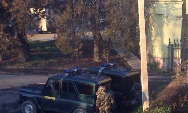 В Ужгороді міліція блокувала виїзд з офісу екс-мера Ратушняка (ФОТО)