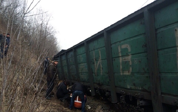 На Львівщині зійшли з рейок 5 вагонів заванатаженого рудою поїзда, що рухався на Чоп