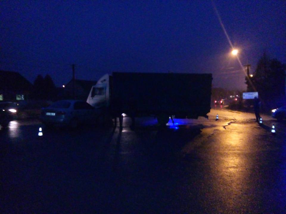 В Ужгороді зіштовхнулися вантажівка з "Ланосом" (ФОТО)