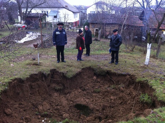 В Ільниці на Іршавщині, як наслідок роботи шахт, на подвір'ї місцевого мешканця вчергове провалився ґрунт (ФОТО)