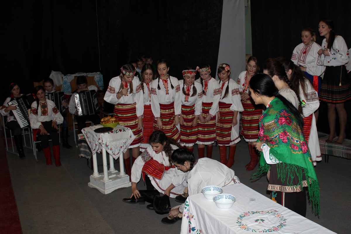 В Ужгороді молодь інсценізувала Андріївські звичаї (ФОТО)