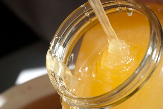 Під виглядом продажу дешевого меду шахрайка викрала з хати пенсіонера у Берегові 17, 5 тис грн