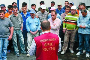 Українським заробітчанам незабаром доведеться повертатися з Росії – Турчинов