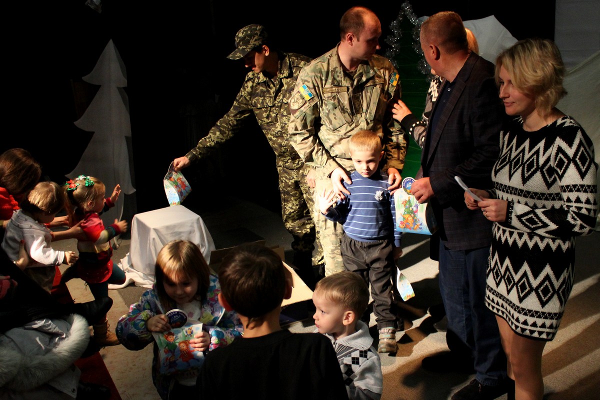 Казками, мультиками та дарунками привітали в Ужгороді із прийдешніми святами дітей закарпатських воїнів (ФОТО)