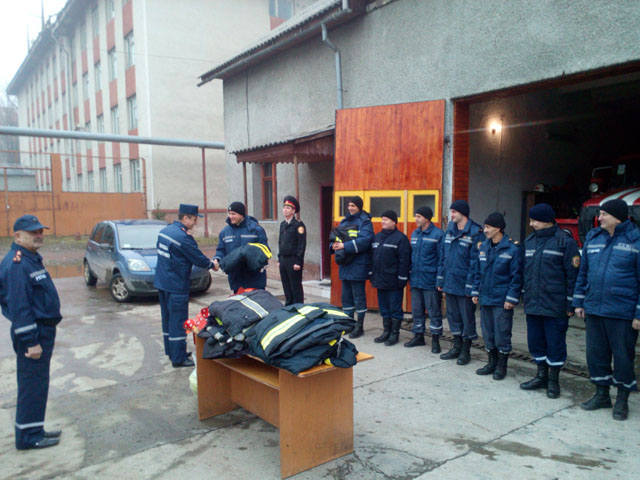 Рятувальникам на Тячівщині передали допомогу від швейцарських колег