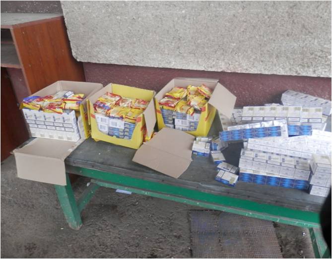 На Закарпатті румун намагався перевезти через кордон замасковані під вермішель 500 пачок сигарет (ФОТО)